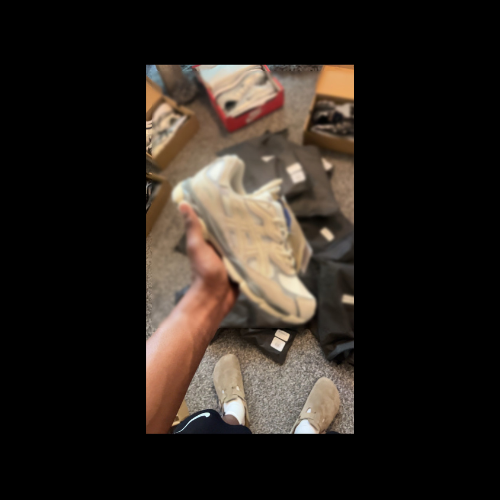 White asiks trainers